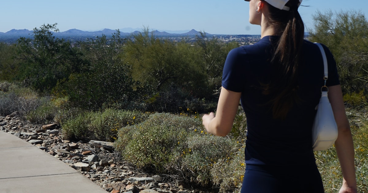 ウォーキング　手を振る女性